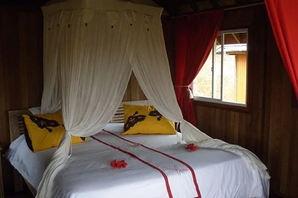 Chambre, moustiquaire & coussins brodés