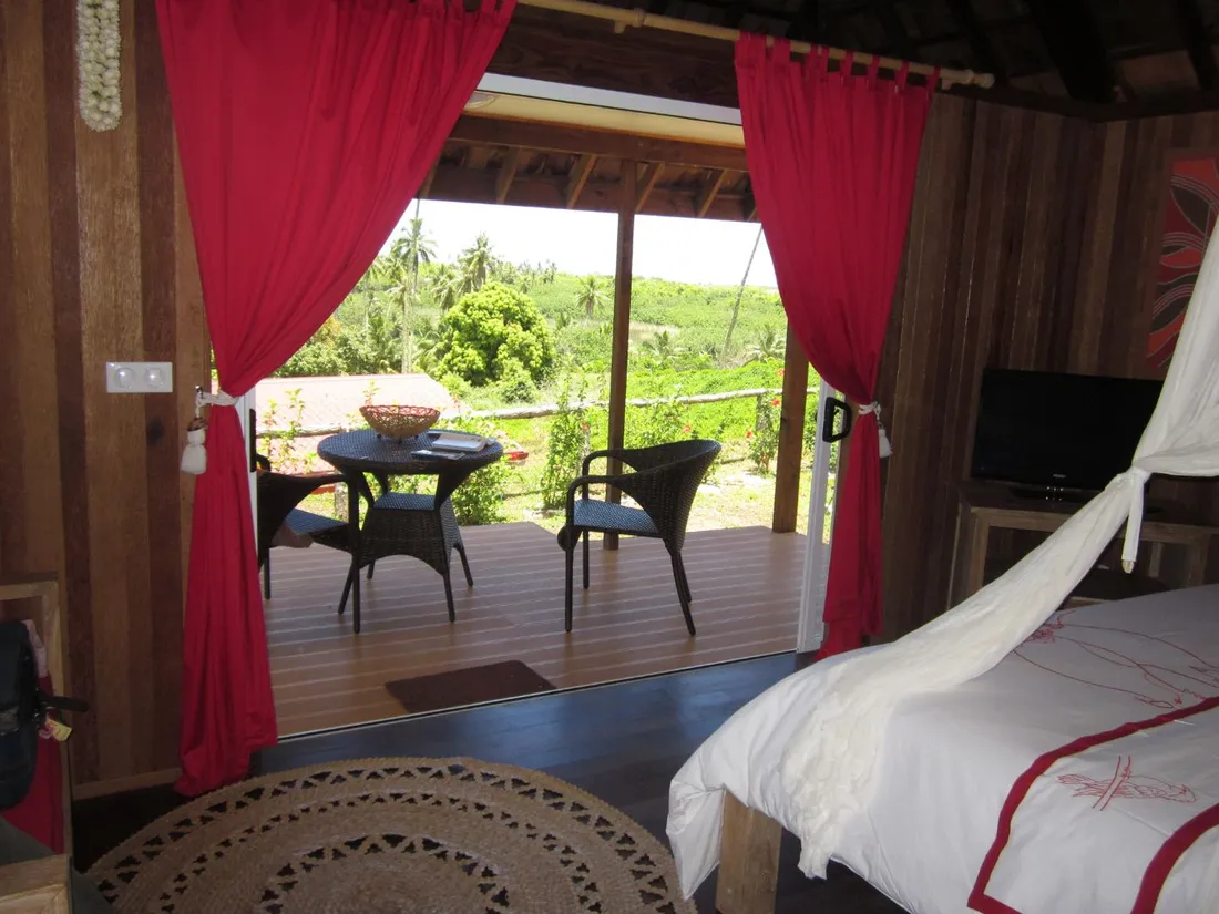 Terrasse privée d'un bungalow ouverte sur le jardin