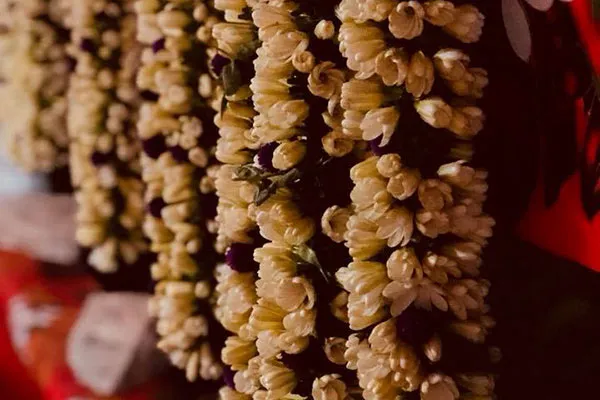 Couronnes de fleurs et monoï, savoir-faire des Australes