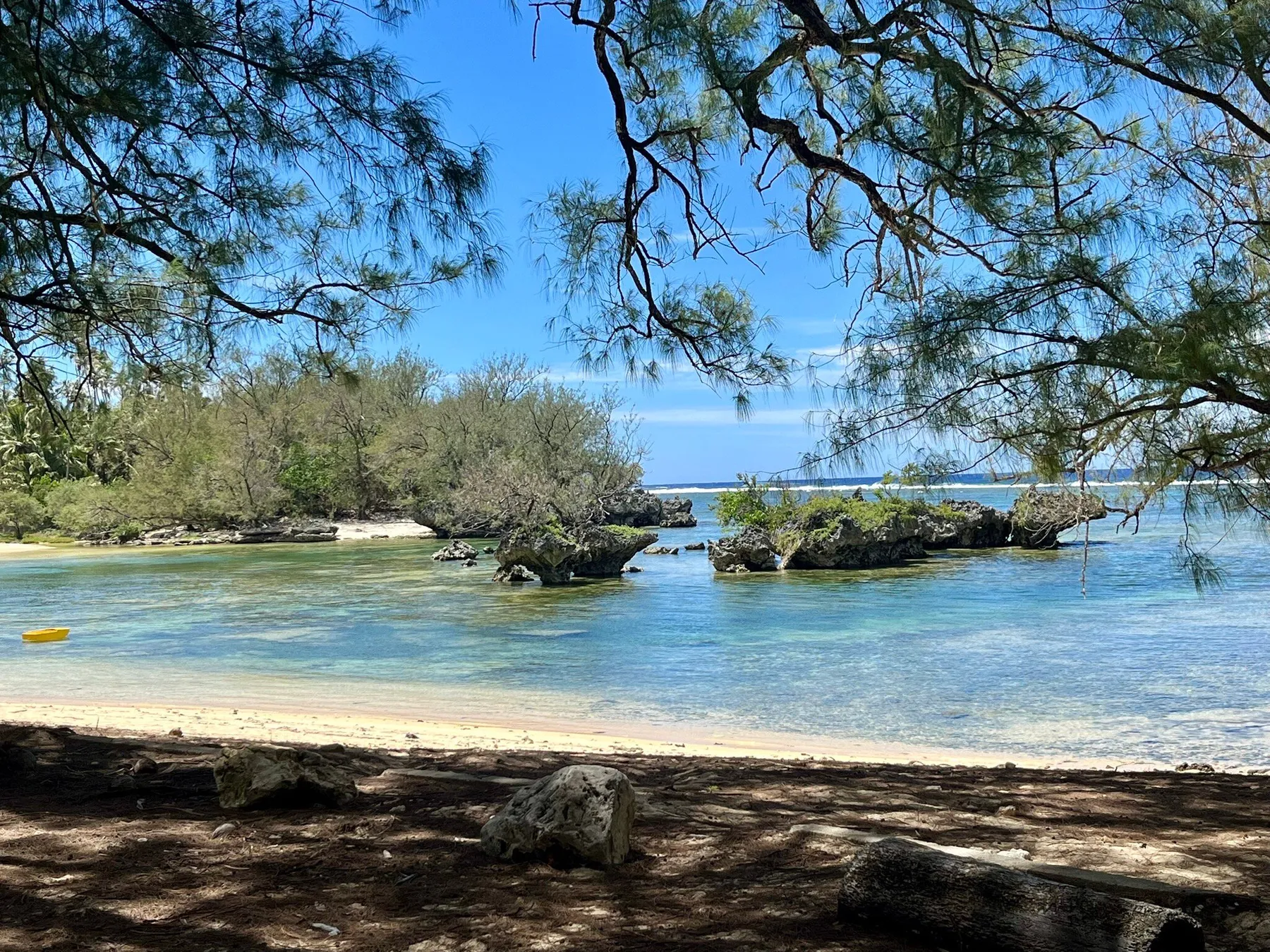 Baie turquoise propice au snorkeling et au kayak